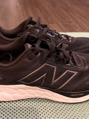 New Balance Women's Black Athletic Running Shoes with White Midsole